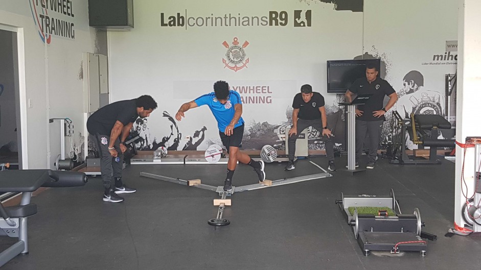 Volante Douglas faz treino específico na academia do CT Joaquim Grava