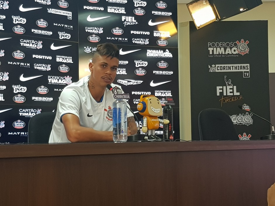Volante Richard é apresentado ao torcedor corinthiano