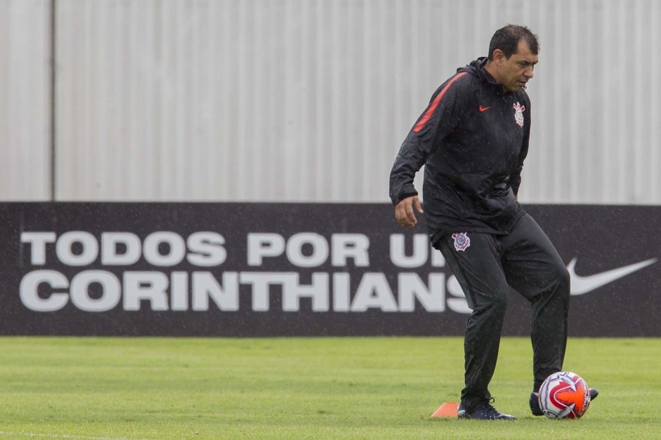 Comandante Fbio Carille no treino de hoje no CT Joaquim Grava