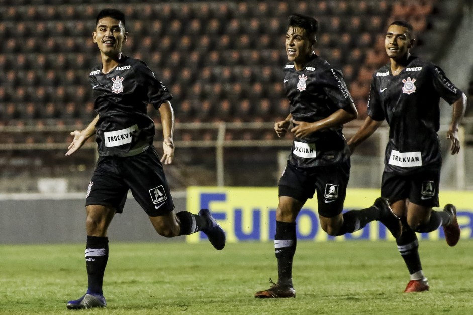 Fabrcio Oya comemora ao lado de seus companheiros seu gol contra o Sinop, pela Copinha 2019