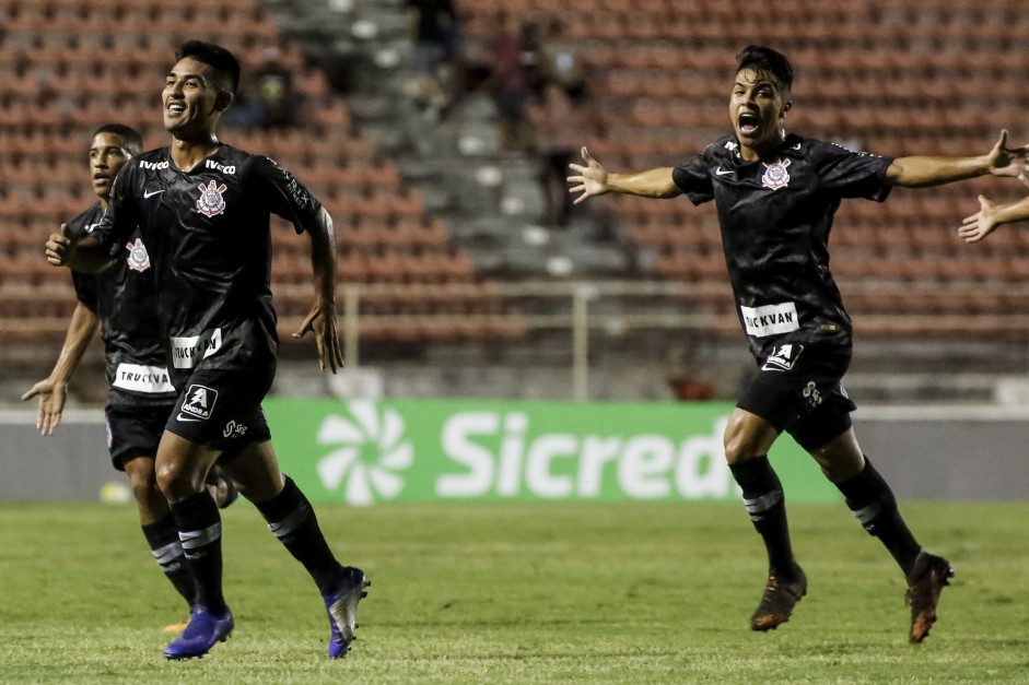 Fabrcio Oya e Roni comemorando gol contra o Sinop, pela Copinha 2019