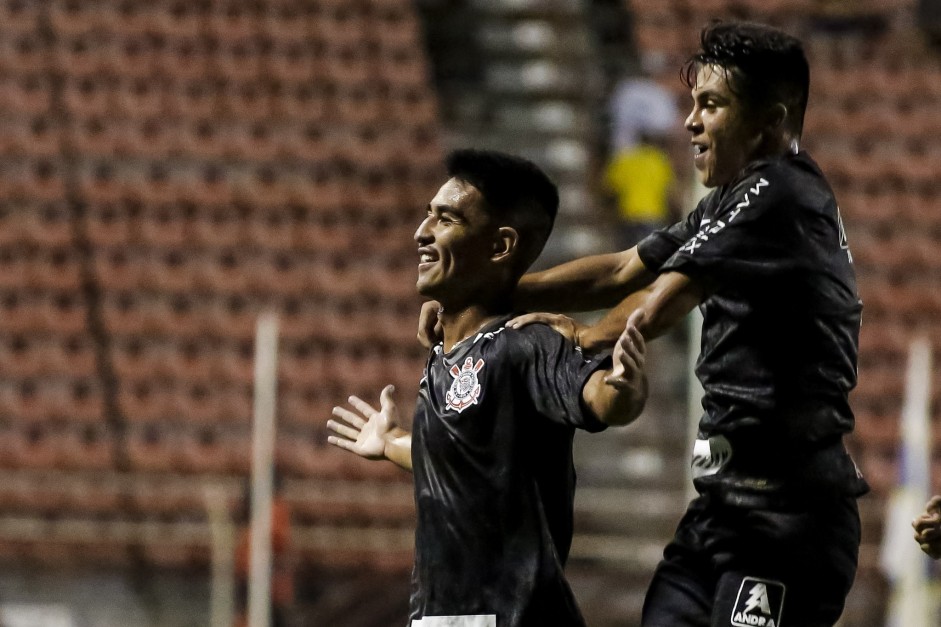 Oya e Roni comemorando gol contra o Sinop, pela Copinha 2019