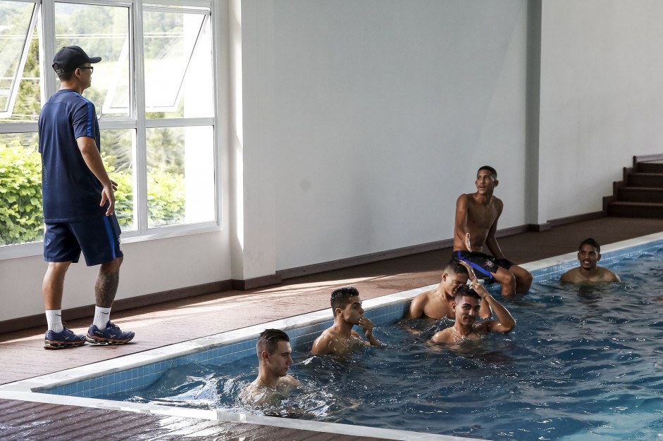 Jogadores Do Sub 20 Trabalham Na Piscina Do Ct
