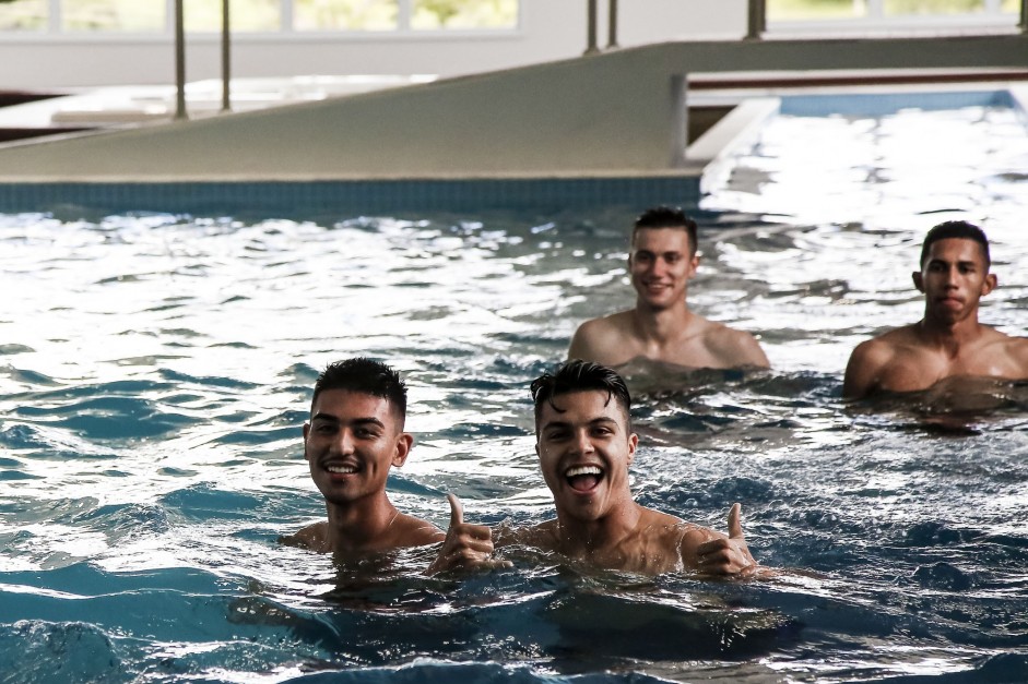 Oya Roni Fessin E Lucas Piton Fazem Trabalho Especifico Na Piscina Durante Treino