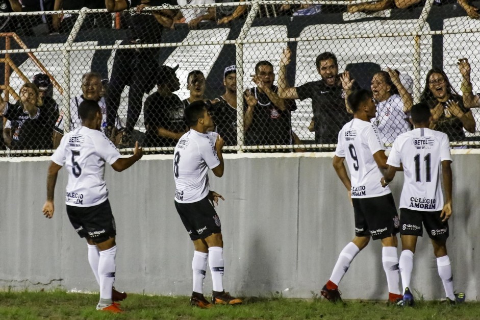 Elenco do Timozinho comemora o gol de Roni contra o Ituano, pela Copinha 2019