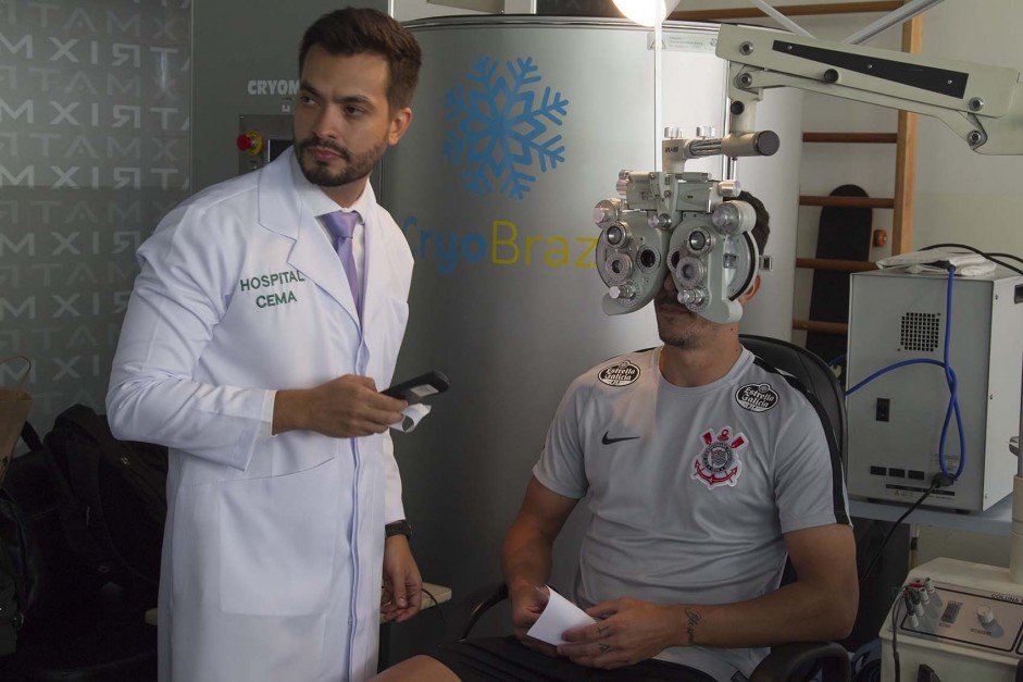 Danilo Avelar passa por exames oftalmolgicos no CT
