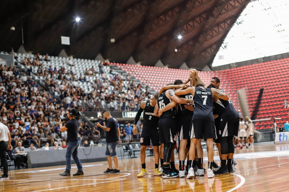 Jogadores de basquete do Corinthians se preparam para o incio da partida contra o Flamengo