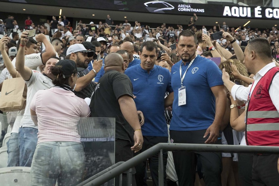 Carille passou no meio dos torcedores para chegar a Arena no amistoso contra o Santos