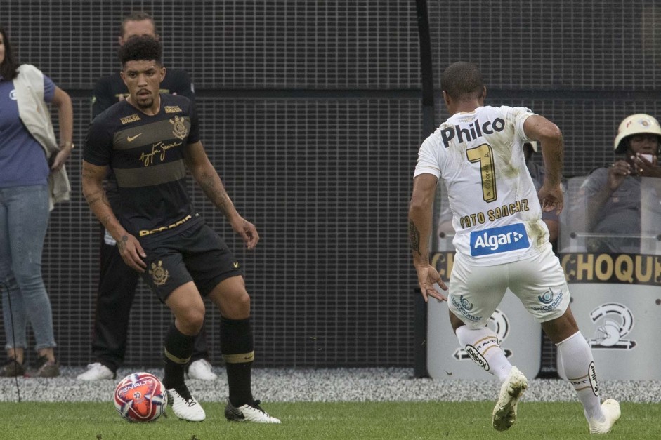 Douglas tambm entrou em campo na partida amistosa contra o Santos, na Arena Corinthians