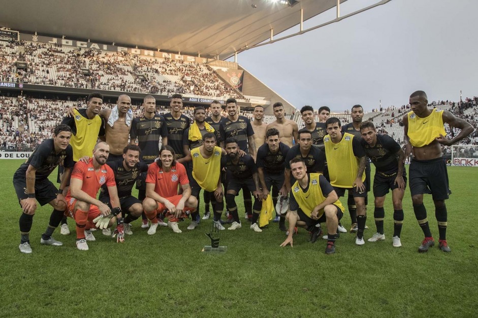 Elenco do Timo posa para foto em partida amistosa contra o Santos, na Arena Corinthians