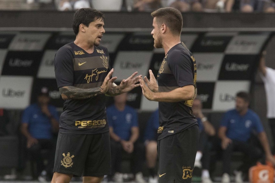 Fagner e Ramiro conversam durante amistoso contra o Santos, na Arena Corinthians