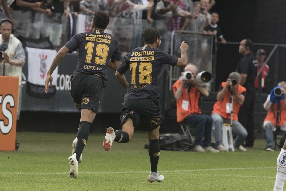 Gustavo e Sornoza comemorando o gol do atacante, o nico do Corinthians contra o Santos