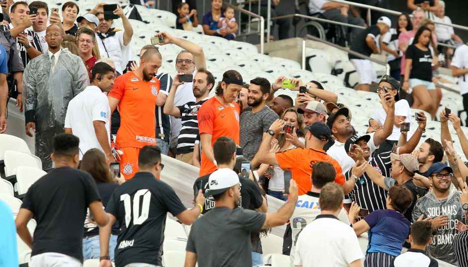 Cássio e Walter descem no meio da torcida durante amistoso contra o Santos