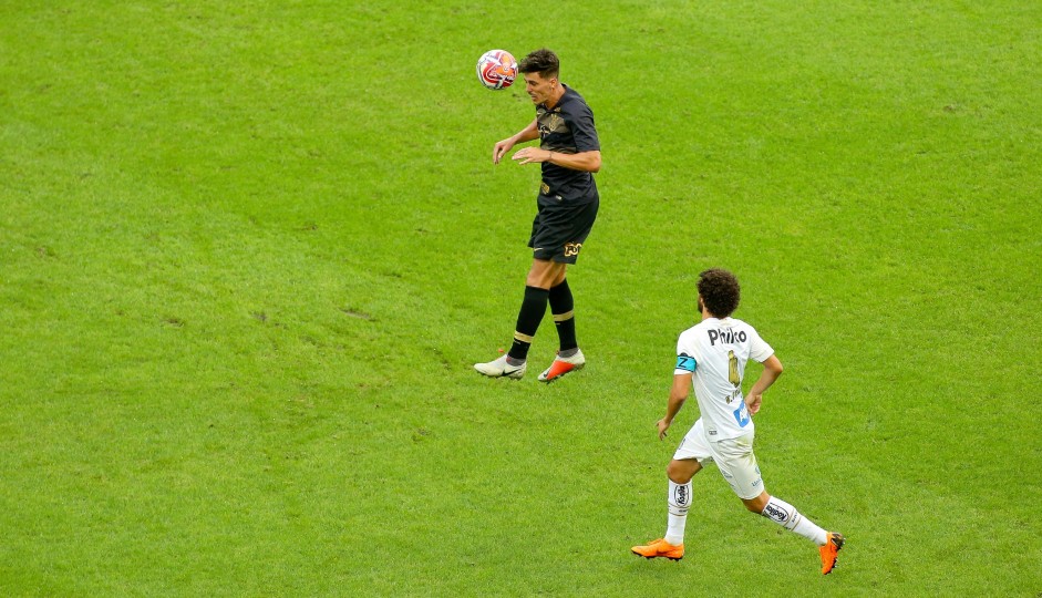 Danilo Avelar durante amistoso contra o Santos