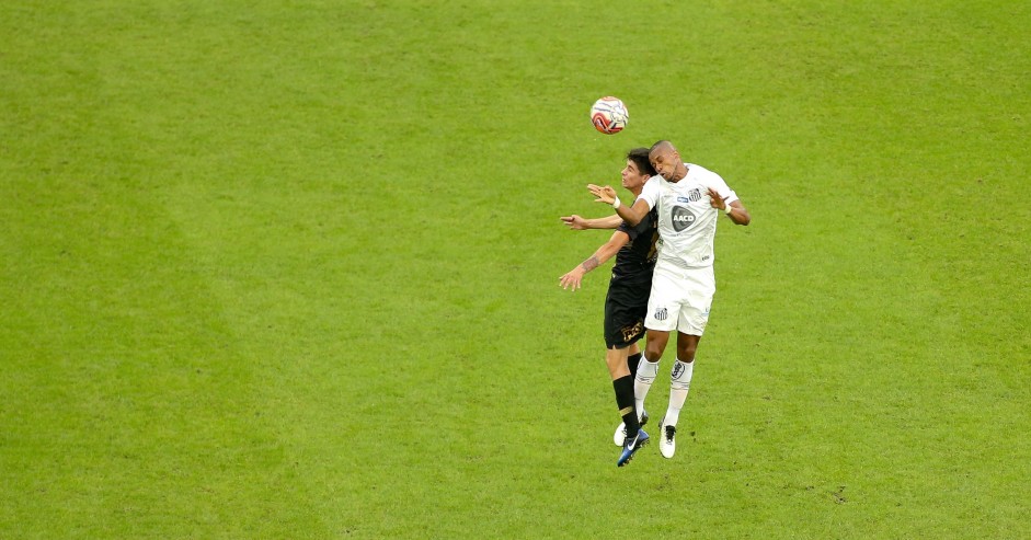 Jogada aérea durante amistoso contra o Santos, na Arena Corinthians