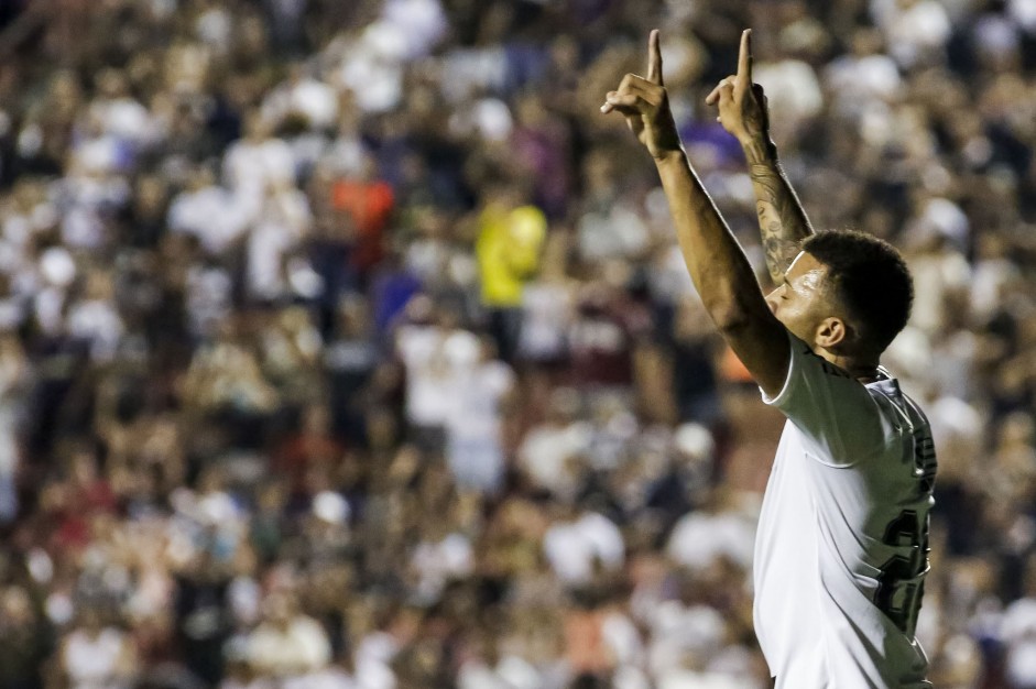 Rafael Bilu comemora volta por cima com a camisa do Corinthians