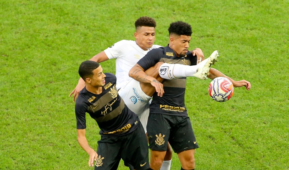 Thiaguinho e Douglas no amistoso contra o Santos, na Arena Corinthians
