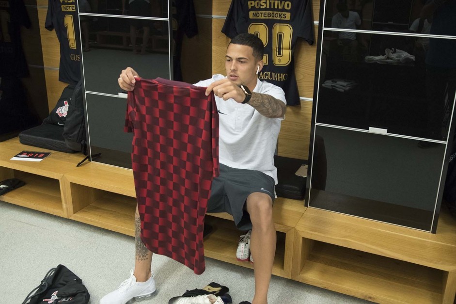 Thiaguinho agora tem contrato definitivo com o Corinthians Thiaguinho agora tem contrato definitivo com o Corinthians