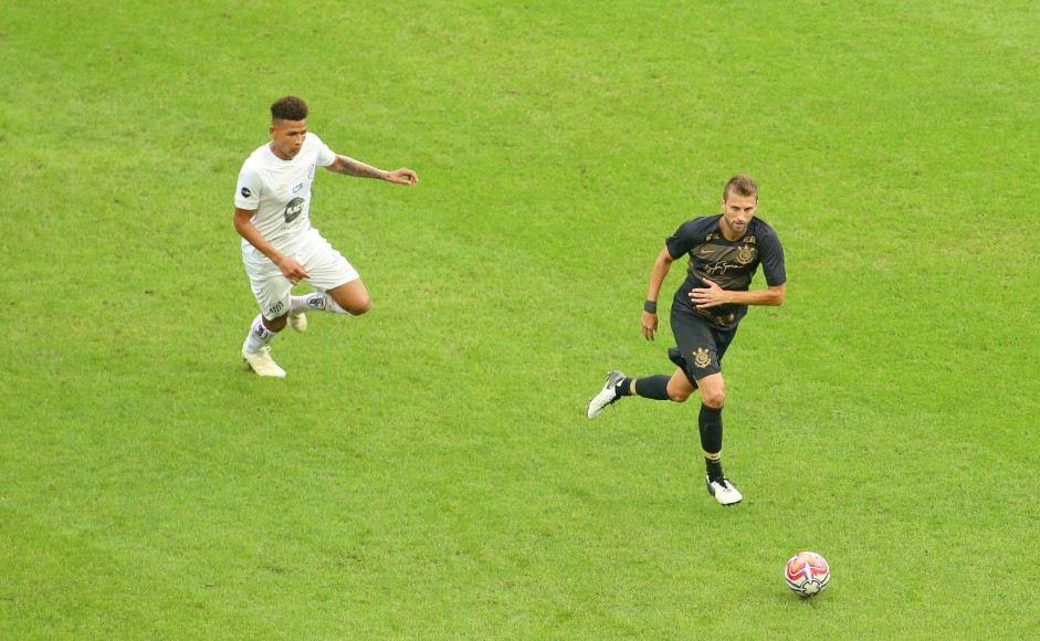 Zagueiro Henrique durante amistoso contra o Santos