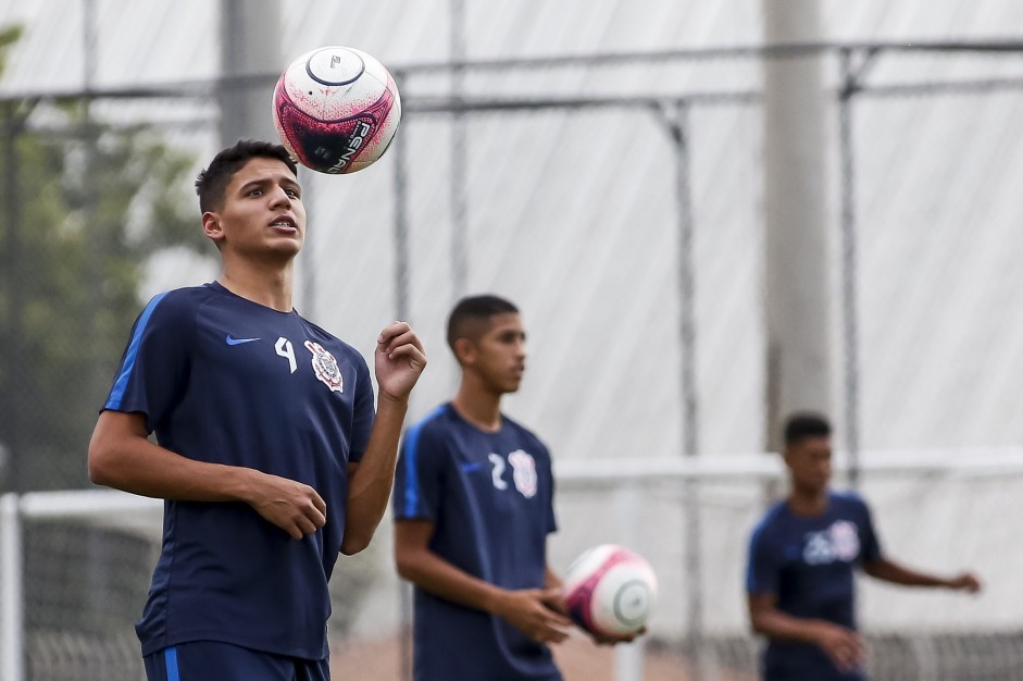 Caetano durante treino do sub-20 para duelo contra o Grmio, pela Copinha