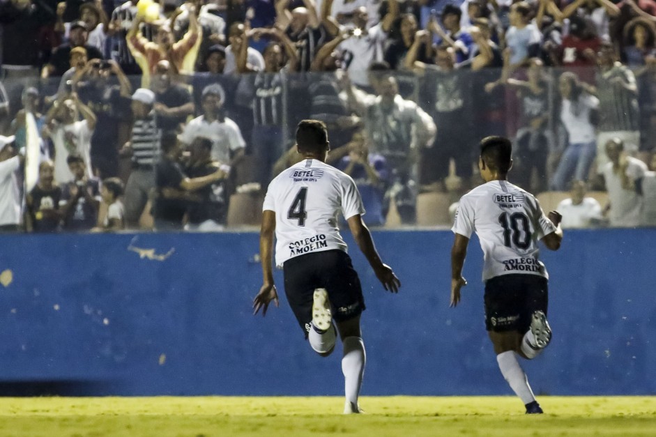 Fabrcio Oya comemora seu gol contra o Viso Celeste, pela Copinha