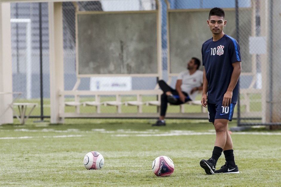 Fabrício Oya durante treino do sub-20 para duelo contra o Grêmio, pela Copinha