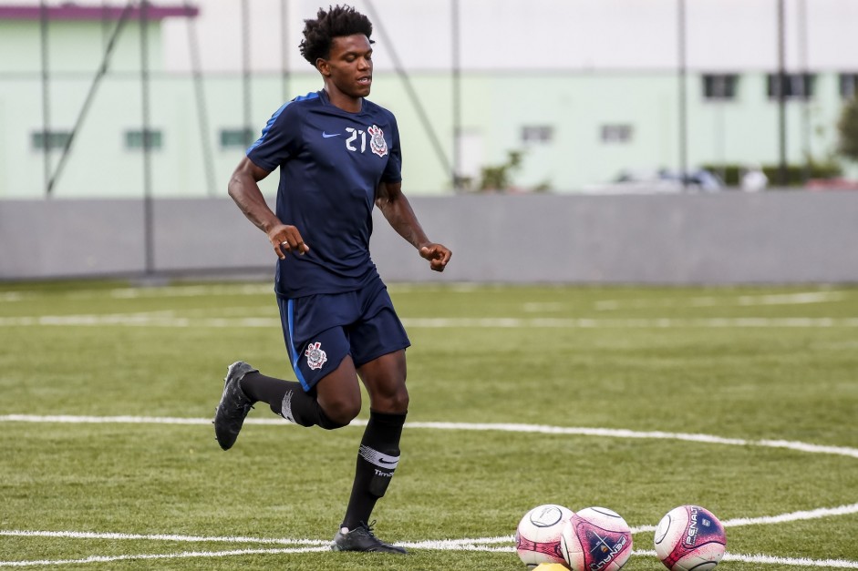 Franklin treina com o elenco sub-20 do Corinthians