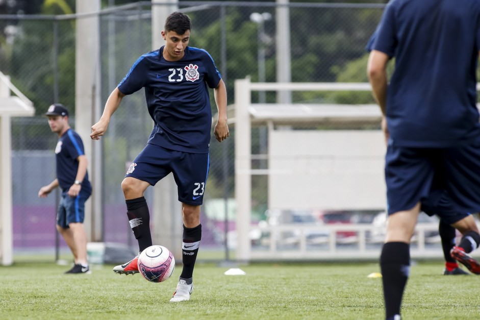 Mantuan durante treino do sub-20 para duelo contra o Grmio, pela Copinha