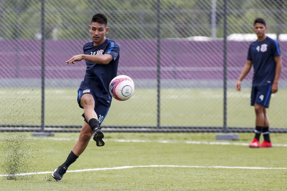 Oya durante treino do sub-20 para duelo contra o Grêmio, pela Copinha