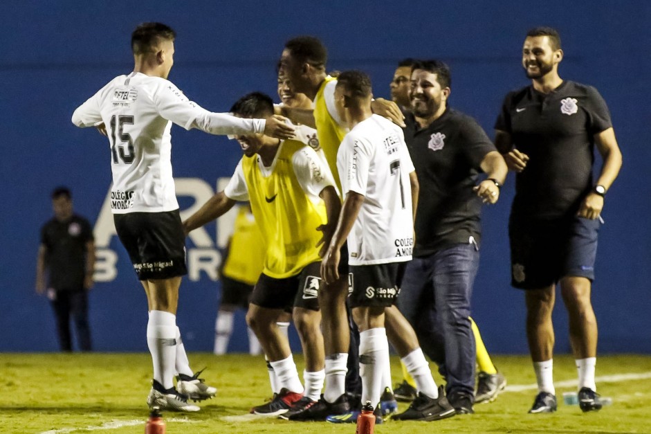 Reservas comemoram gol sobre o Viso Celeste, pela Copinha