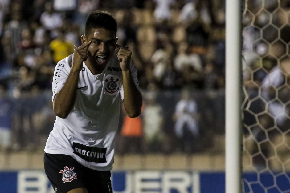 Oya anotou o primeiro gol do Corinthians contra o Grmio, pela Copinha So Paulo