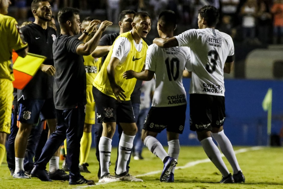Reservas e titulares comemorando o gol de Oya contra o Grmio, pela Copinha 2019