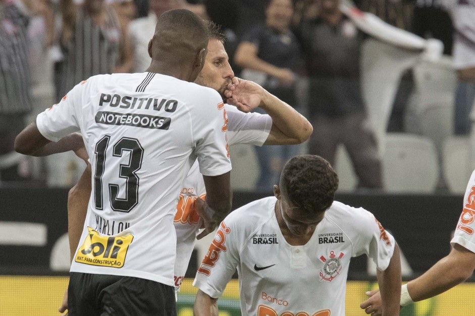 Marllon e Henrique durante empate com So Caetano na Arena Corinthians