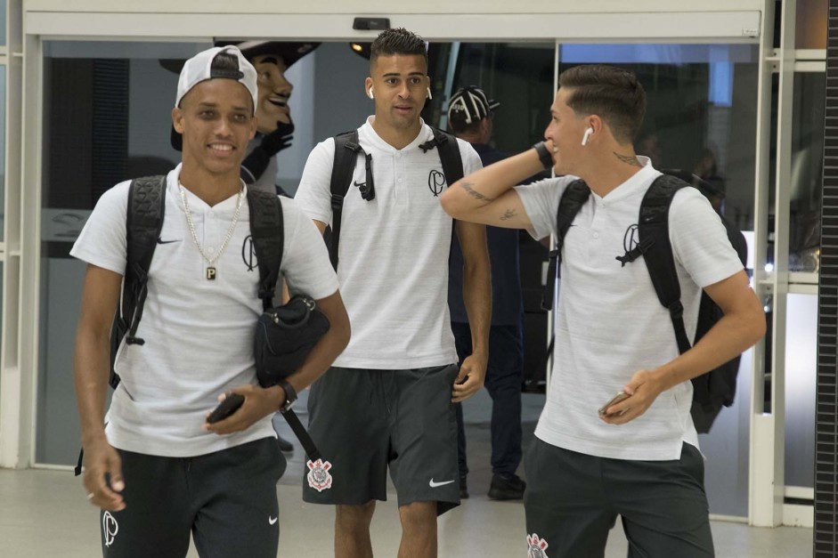 Pedrinho, Lo Santos e Vital chegam  Arena Corinthians para jogo contra o So Caetano