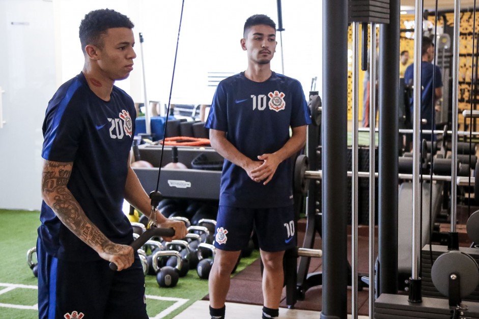 Rafael Bilu e Fabrcio Oya durante treino do elenco sub-20 do Corinthians