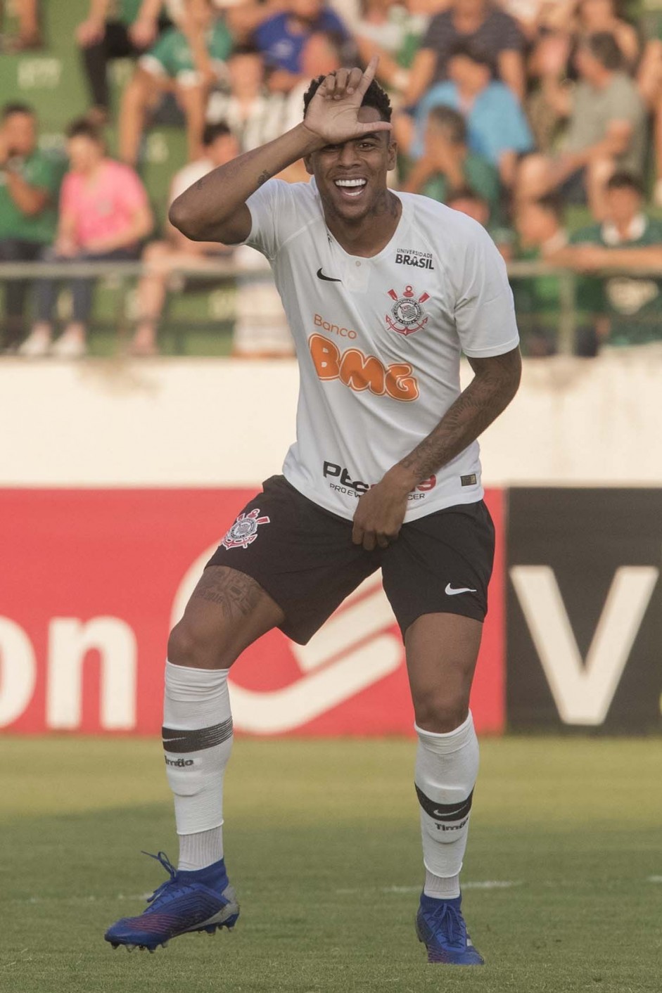 Atacante Gustavo feliz com o gol marcado contra o Guarani, pelo Paulistão