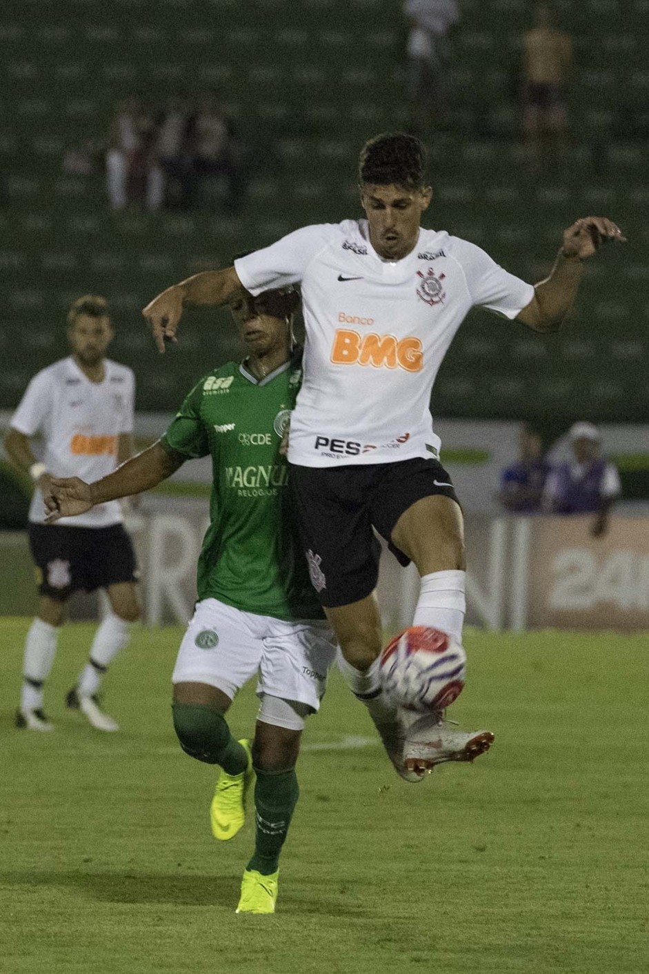 Danilo Avelar durante partida contra o Guarani, pelo Paulisto