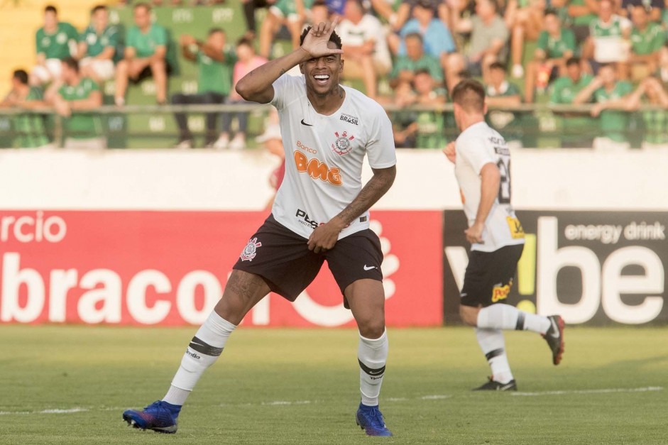 Gustavo comemorando seu gol contra o Guarani, pelo Paulistão