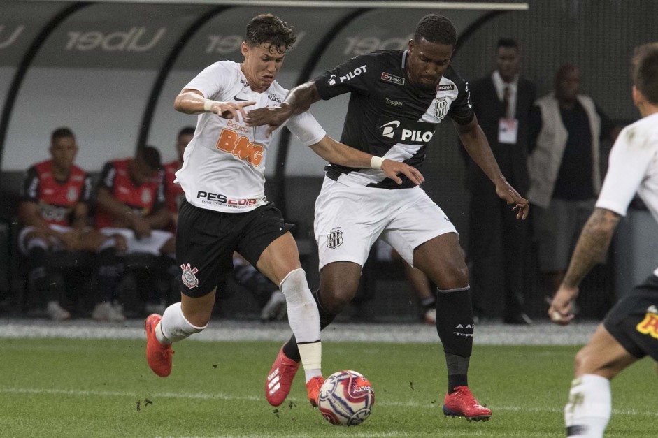 Mateus Vital durante jogo contra a Ponte Preta, pelo Campeonato Paulista