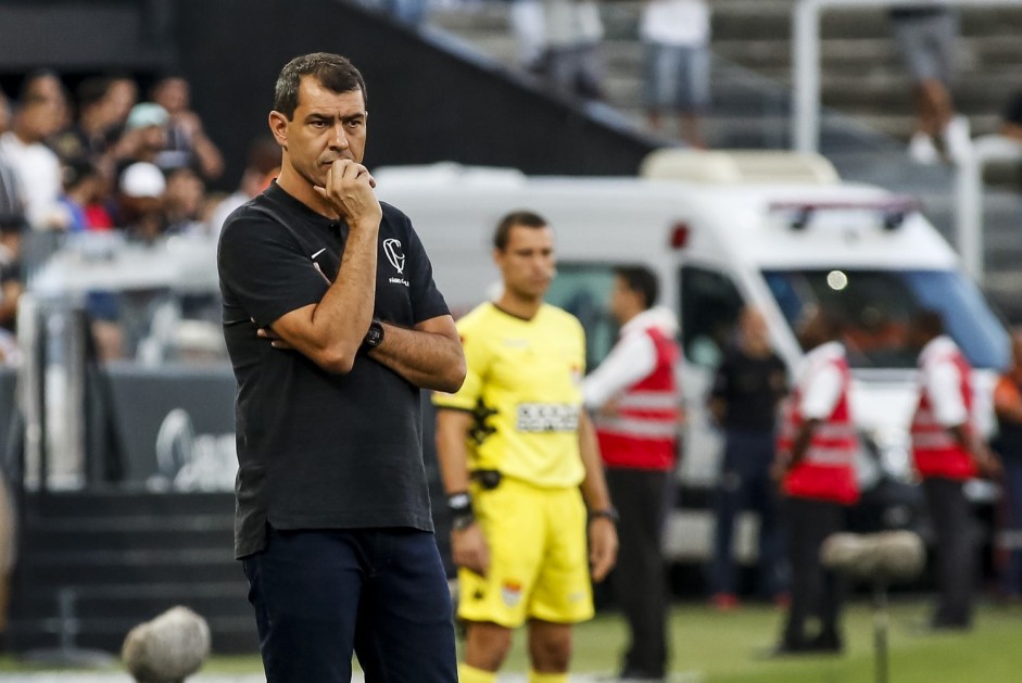 Carille comandou o Corinthians na derrota por 2 a 0 contra o Red Bull Brasil