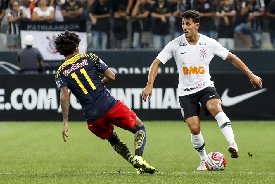 Danilo Avelar no jogo contra o Red Bull Brasil, na Arena Corinthians, pelo Paulisto