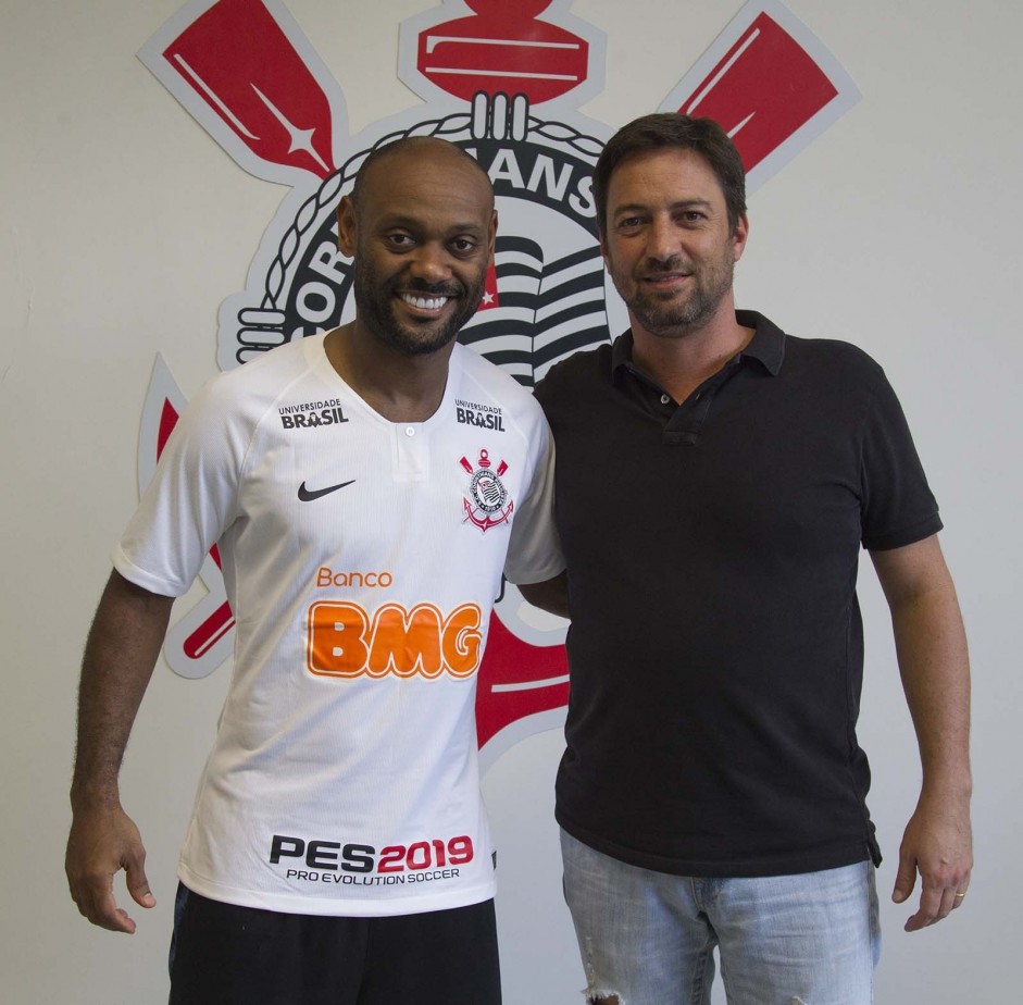 Love e Dulio durante apresentao do jogador ao Corinthians
