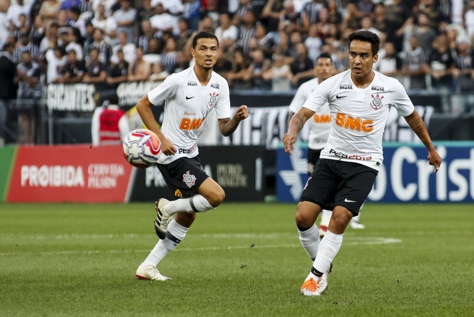 Thiaguinho e Jadson no jogo contra o Red Bull Brasil, na Arena Corinthians, pelo Paulistão