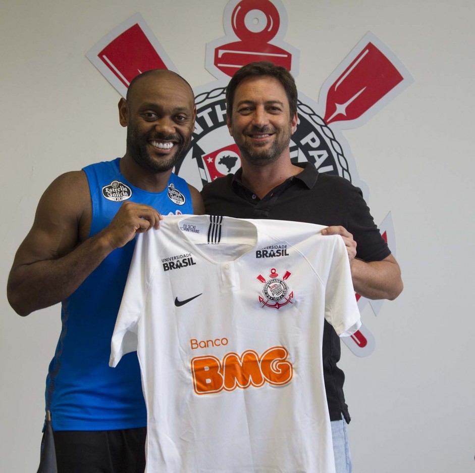 Vagner Love recebe de Dulio a camisa do Corinthians