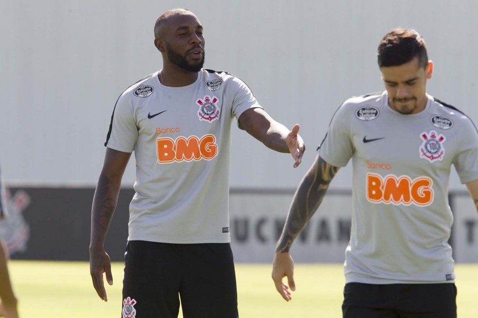 Manoel e Fagner no treino desta sexta-feira no CT; Timo se prepara para o primeiro Drbio do ano