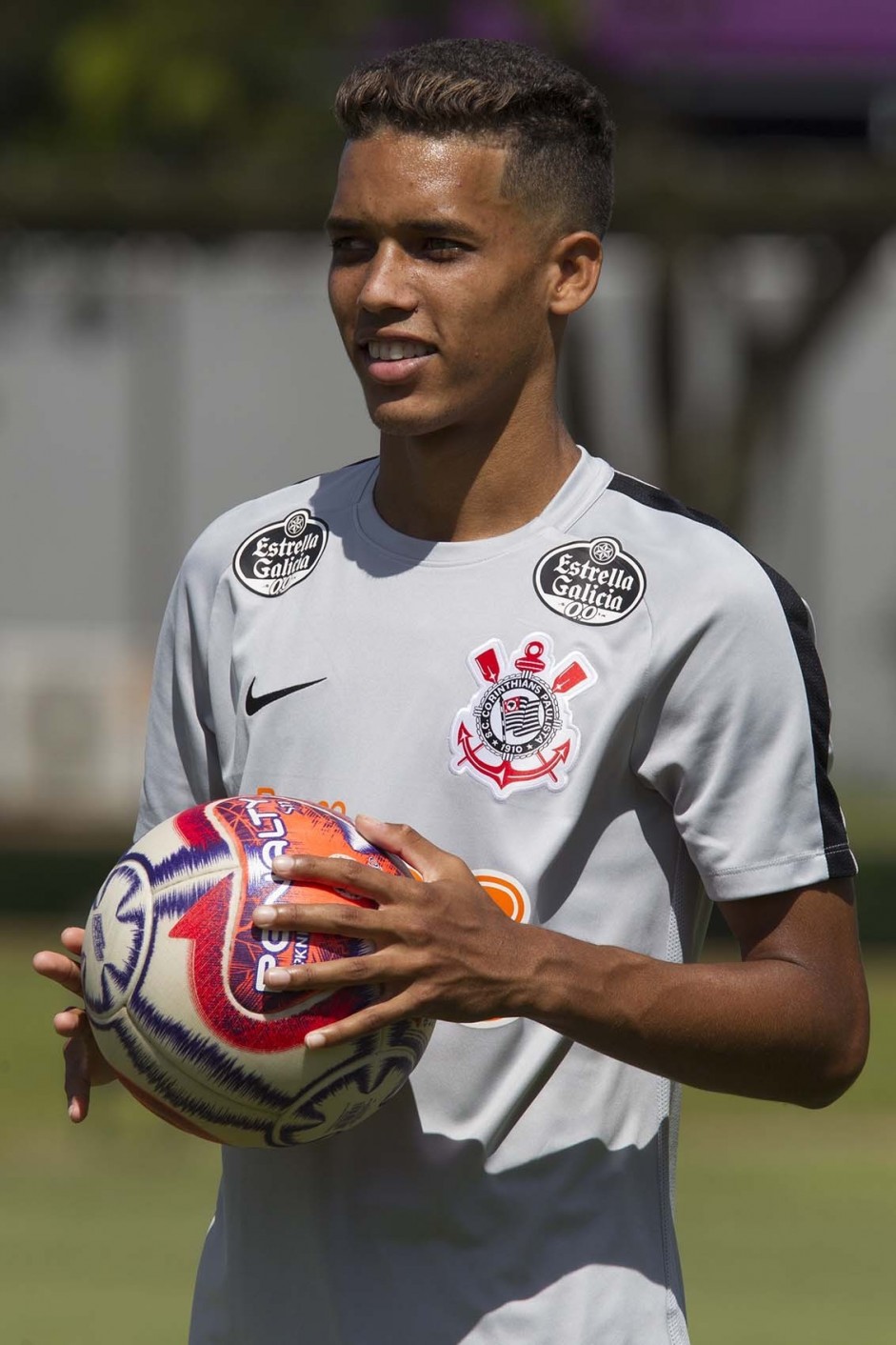 Menino Pedrinho treina com o elenco para o jogo contra o Palmeiras, no sbado