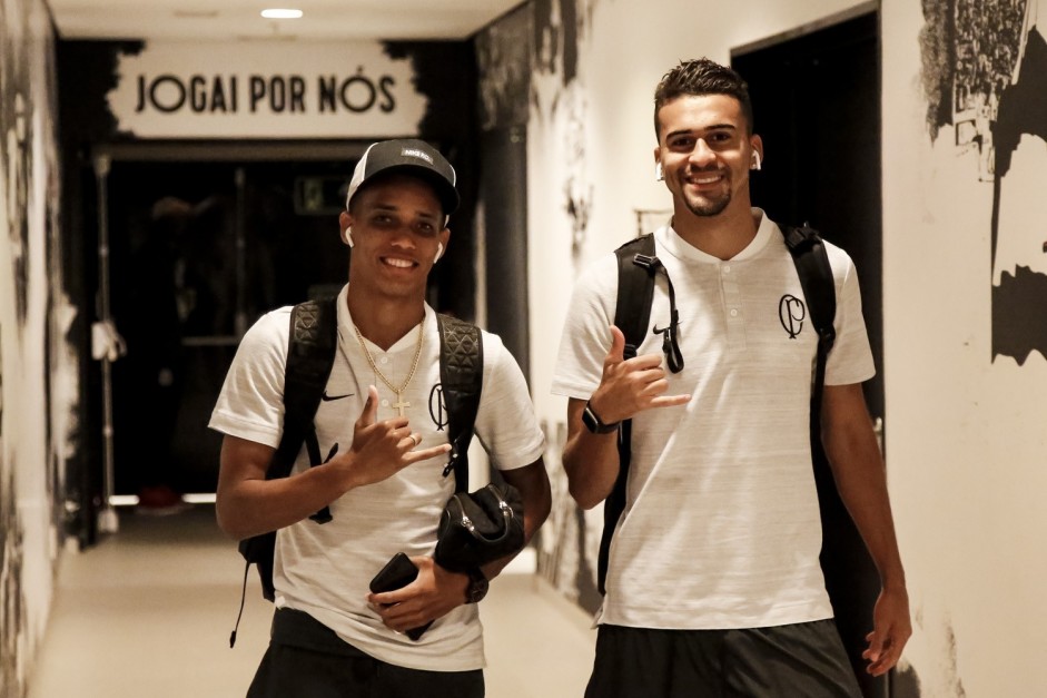 Pedrinho e Lo Santos chegam ao vestirio da Arena Corinthians para o jogo contra o Red Bull