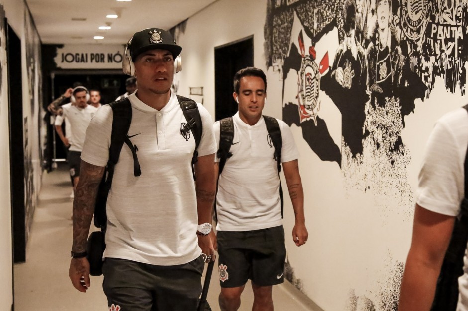 Ralf e Jadson chegam ao vestirio da Arena Corinthians para o jogo contra o Red Bull