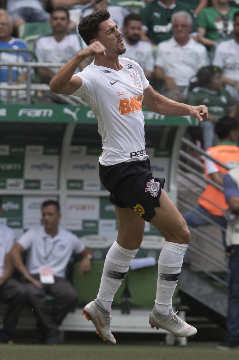 Avelar comemora com euforia seu gol contra o Palmeiras, pelo Paulisto 2019