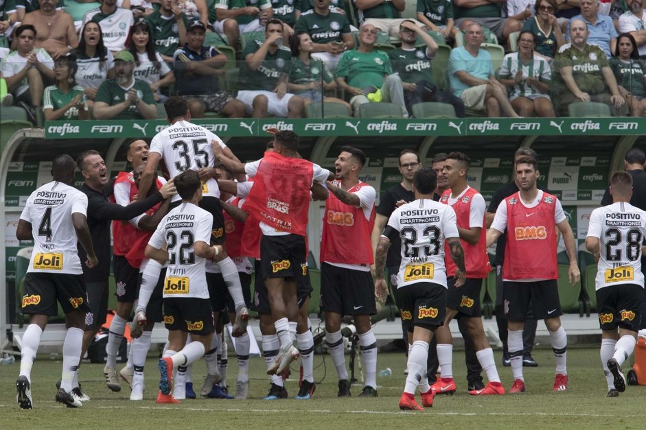 Avelar comemora com o banco de reservas seu gol contra o Palmeiras, pelo Paulisto 2019